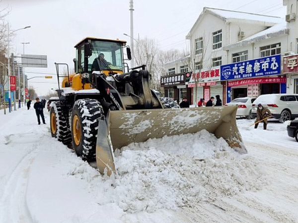 除雪保畅，山推铁肩道义勇担重任！