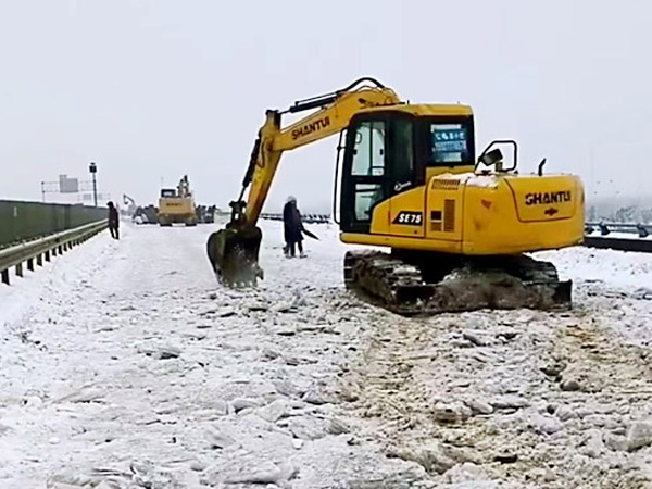 除雪保畅，山推铁肩道义勇担重任！